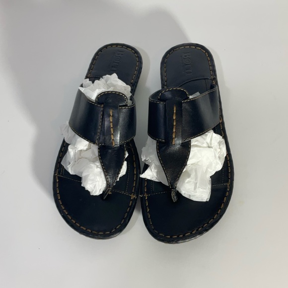 Born Black Leather Between Toe Sandals Gently Used & In Great Condition; Size 8 - Picture 11 of 15